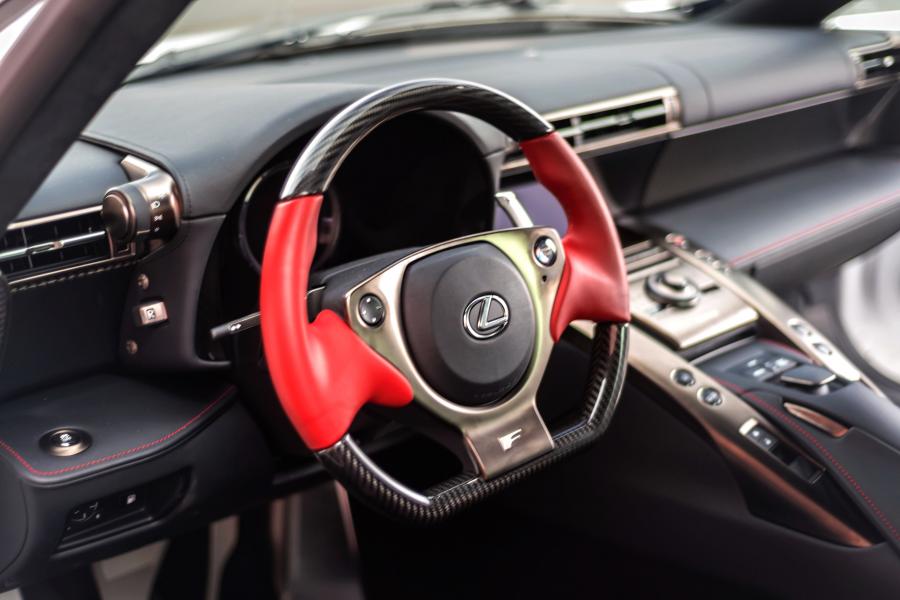 Детали интерьера Lexus LF-A 2010 года  (NA) (фото 4 из 35)